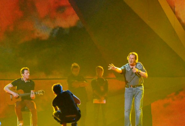 "Король романса" Энгельберт Хампердинк на сцене "Baku Crystal Hall" (фотосессия)