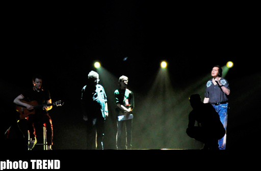 "Король романса" Энгельберт Хампердинк на сцене "Baku Crystal Hall" (фотосессия)