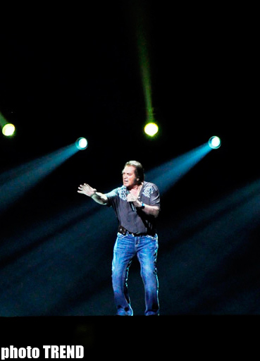 "Король романса" Энгельберт Хампердинк на сцене "Baku Crystal Hall" (фотосессия)