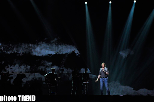 "Король романса" Энгельберт Хампердинк на сцене "Baku Crystal Hall" (фотосессия)