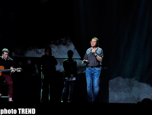 "Король романса" Энгельберт Хампердинк на сцене "Baku Crystal Hall" (фотосессия)