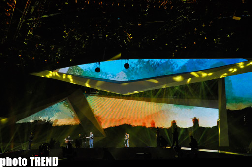 "Король романса" Энгельберт Хампердинк на сцене "Baku Crystal Hall" (фотосессия)