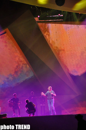 "Король романса" Энгельберт Хампердинк на сцене "Baku Crystal Hall" (фотосессия)