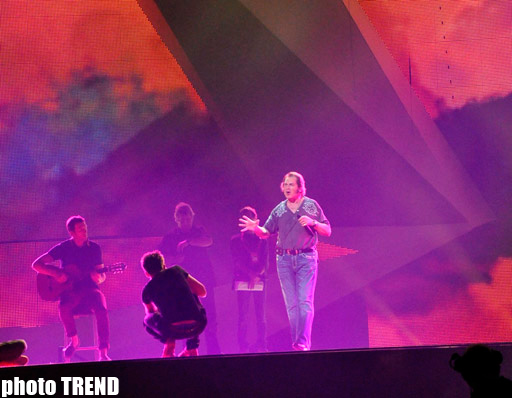 "Король романса" Энгельберт Хампердинк на сцене "Baku Crystal Hall" (фотосессия)