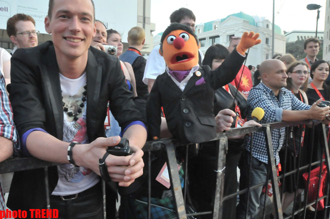 Грандиозная церемония открытия "Евровидения 2012" в "Евроклубе" - звезды на красной дорожке  (фотосессия)