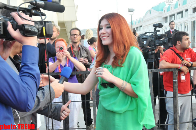 Грандиозная церемония открытия "Евровидения 2012" в "Евроклубе" - звезды на красной дорожке  (фотосессия)