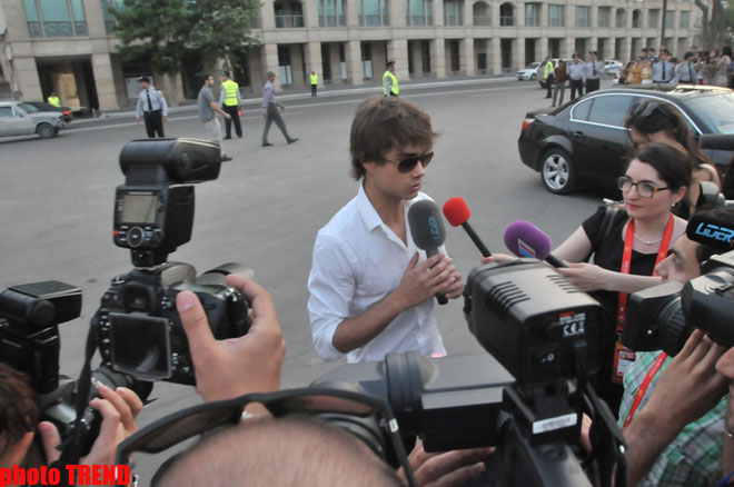 Грандиозная церемония открытия "Евровидения 2012" в "Евроклубе" - звезды на красной дорожке  (фотосессия)