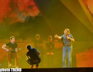 "Король романса" Энгельберт Хампердинк на сцене "Baku Crystal Hall" (фотосессия)