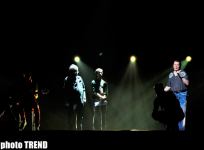 "Король романса" Энгельберт Хампердинк на сцене "Baku Crystal Hall" (фотосессия)