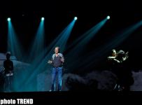 "Король романса" Энгельберт Хампердинк на сцене "Baku Crystal Hall" (фотосессия)