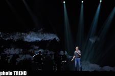 "Король романса" Энгельберт Хампердинк на сцене "Baku Crystal Hall" (фотосессия)