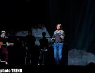 "Король романса" Энгельберт Хампердинк на сцене "Baku Crystal Hall" (фотосессия)