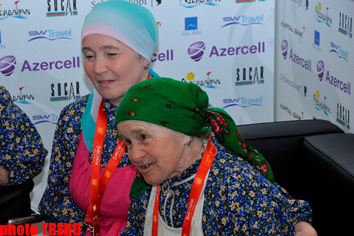 "Бурановские бабушки" создали в пресс-центре "Baku Crystal Hall" настоящий ажиотаж (фото)