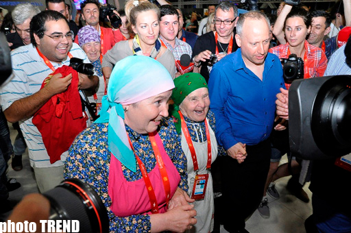 "Бурановские бабушки" создали в пресс-центре "Baku Crystal Hall" настоящий ажиотаж (фото)