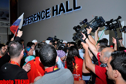 "Бурановские бабушки" создали в пресс-центре "Baku Crystal Hall" настоящий ажиотаж (фото)