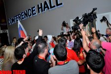 "Бурановские бабушки" создали в пресс-центре "Baku Crystal Hall" настоящий ажиотаж (фото)