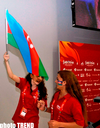 Азербайджанские журналисты устроили танцы в пресс-центре "Baku Crystal Hall" (фото)