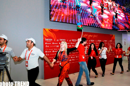 Азербайджанские журналисты устроили танцы в пресс-центре "Baku Crystal Hall" (фото)