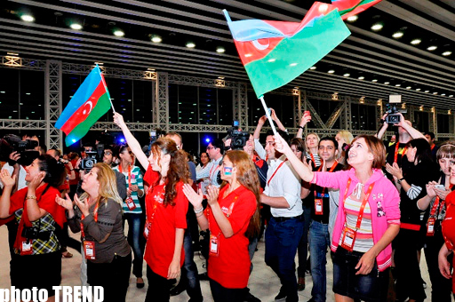 Азербайджанские журналисты устроили танцы в пресс-центре "Baku Crystal Hall" (фото)