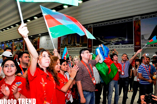 Азербайджанские журналисты устроили танцы в пресс-центре "Baku Crystal Hall" (фото)