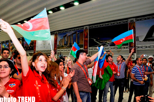 Азербайджанские журналисты устроили танцы в пресс-центре "Baku Crystal Hall" (фото)