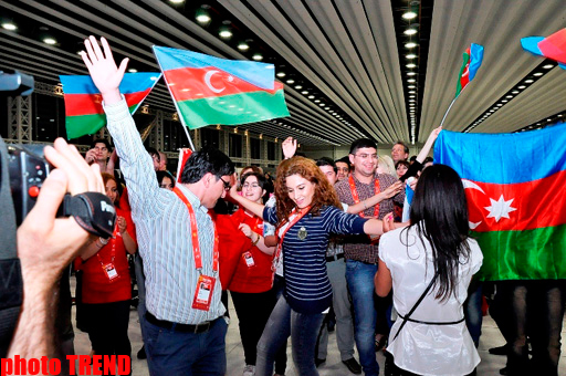 Азербайджанские журналисты устроили танцы в пресс-центре "Baku Crystal Hall" (фото)