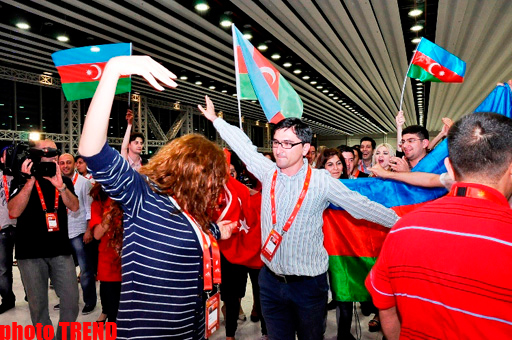 Азербайджанские журналисты устроили танцы в пресс-центре "Baku Crystal Hall" (фото)