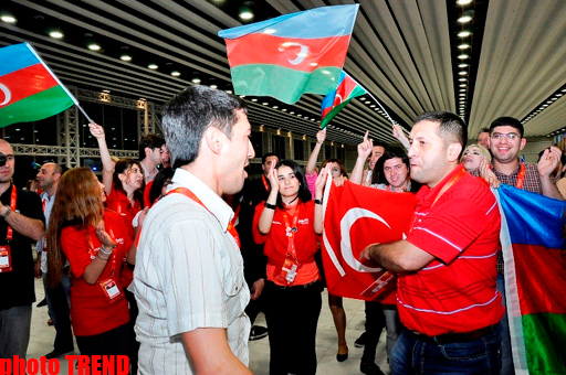 Азербайджанские журналисты устроили танцы в пресс-центре "Baku Crystal Hall" (фото)