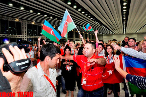 Азербайджанские журналисты устроили танцы в пресс-центре "Baku Crystal Hall" (фото)
