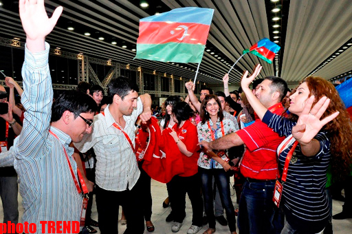 Азербайджанские журналисты устроили танцы в пресс-центре "Baku Crystal Hall" (фото)