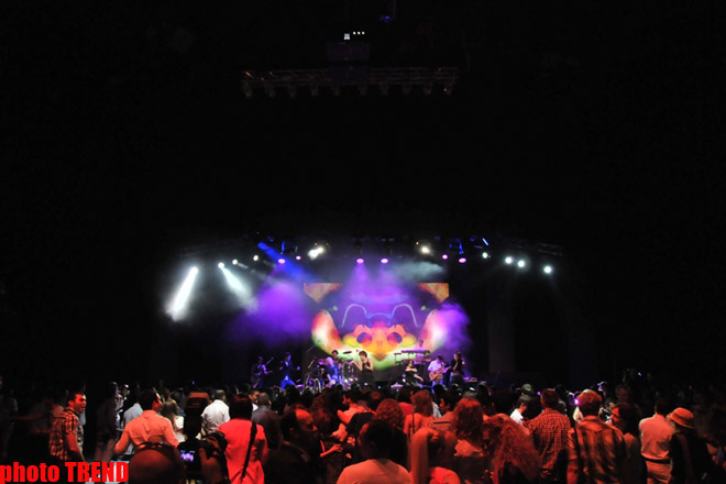 Нигяр Джамал и Дима Билан презентовали в Баку клип "Обними меня" (фотосессия)