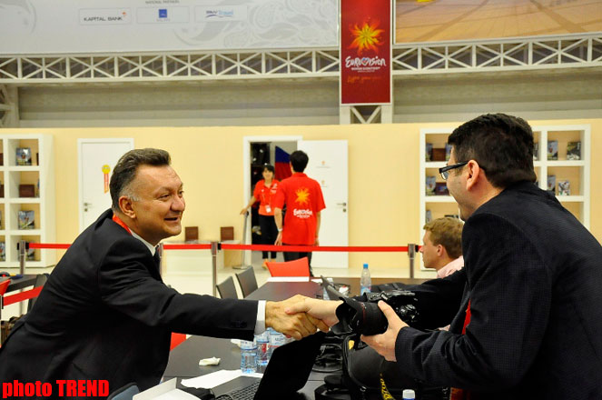 Азербайджанские и турецкие журналисты приняли участие в прямом эфире TRT в пресс-центре "Baku Crystal Hall"  (фото)