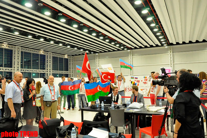 Азербайджанские и турецкие журналисты приняли участие в прямом эфире TRT в пресс-центре "Baku Crystal Hall"  (фото)