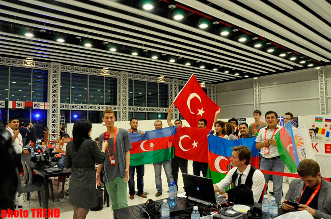 Азербайджанские и турецкие журналисты приняли участие в прямом эфире TRT в пресс-центре "Baku Crystal Hall"  (фото)