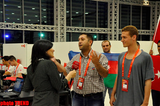 Азербайджанские и турецкие журналисты приняли участие в прямом эфире TRT в пресс-центре "Baku Crystal Hall"  (фото)