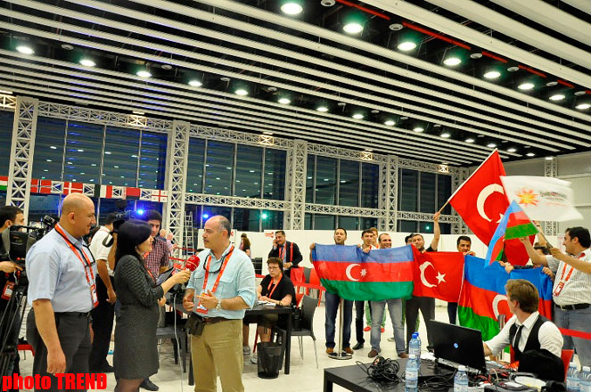 Азербайджанские и турецкие журналисты приняли участие в прямом эфире TRT в пресс-центре "Baku Crystal Hall"  (фото)