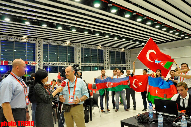 Азербайджанские и турецкие журналисты приняли участие в прямом эфире TRT в пресс-центре "Baku Crystal Hall"  (фото)