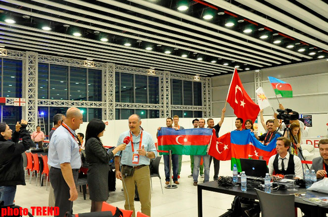 Азербайджанские и турецкие журналисты приняли участие в прямом эфире TRT в пресс-центре "Baku Crystal Hall"  (фото)