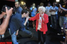 102-летняя гостья "Евровидения-2012" из Германии шокировала "Евроклуб" (фотосессия)