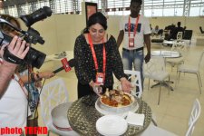 Иноcтранных журналистов угостили азербайджанским блюдом лявянги в пресс-центре "Baku Crystal Hall" (фото)