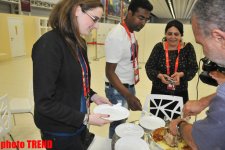 Иноcтранных журналистов угостили азербайджанским блюдом лявянги в пресс-центре "Baku Crystal Hall" (фото)