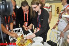 Иноcтранных журналистов угостили азербайджанским блюдом лявянги в пресс-центре "Baku Crystal Hall" (фото)
