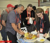 Иноcтранных журналистов угостили азербайджанским блюдом лявянги в пресс-центре "Baku Crystal Hall" (фото)