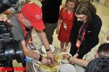 Иноcтранных журналистов угостили азербайджанским блюдом лявянги в пресс-центре "Baku Crystal Hall" (фото)