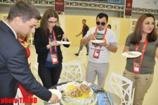 Иноcтранных журналистов угостили азербайджанским блюдом лявянги в пресс-центре "Baku Crystal Hall" (фото)