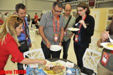 Иноcтранных журналистов угостили азербайджанским блюдом лявянги в пресс-центре "Baku Crystal Hall" (фото)