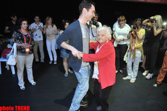 102-летняя гостья "Евровидения-2012" из Германии шокировала "Евроклуб" (фотосессия)