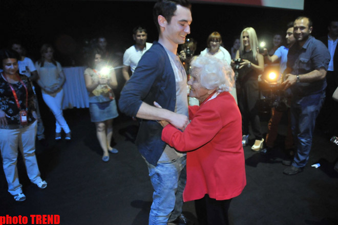 102-летняя гостья "Евровидения-2012" из Германии шокировала "Евроклуб" (фотосессия)