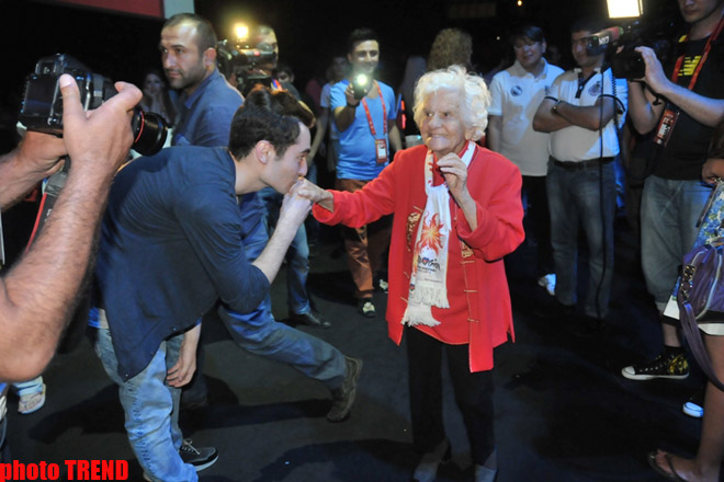 102-летняя гостья "Евровидения-2012" из Германии шокировала "Евроклуб" (фотосессия)