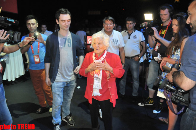 102-летняя гостья "Евровидения-2012" из Германии шокировала "Евроклуб" (фотосессия)